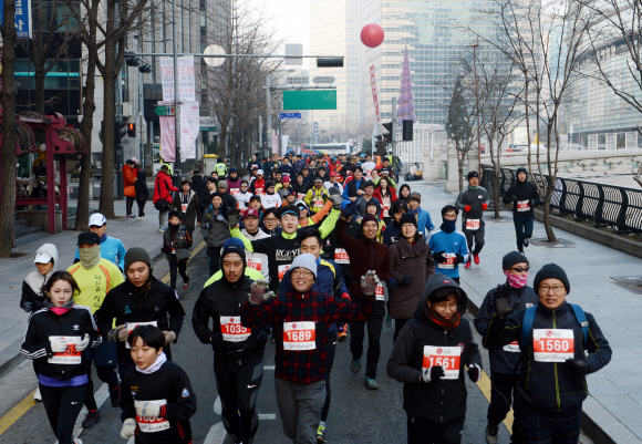 새해 첫날인 1일 오전 본사 주최로 서울 청계광장에서 열린 해피뉴런 마라톤 대회 참가자들이 출발선을 통과하고 있다. 안주영 기자 jya@seoul.co.kr 