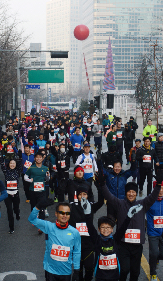 새해 첫날인 1일 오전 본사 주최로 서울 청계광장에서 열린 해피뉴런 마라톤 대회 참가자들이 출발선을 통과하고 있다. 안주영 기자 jya@seoul.co.kr