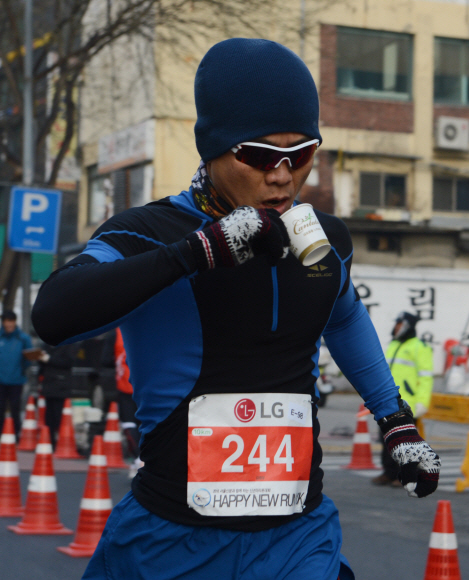 새해 첫날인 1일 오전 본사 주최로 서울 청계광장에서 열린 해피뉴런 마라톤 대회 참가자들이 반환점을 통과하며 음료수를 섭취하고 있다. 안주영 기자 jya@seoul.co.kr