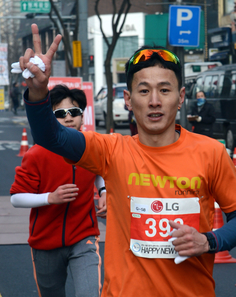 새해 첫날인 1일 오전 본사 주최로 서울 청계광장에서 열린 해피뉴런 마라톤 대회 참가자들힘차게 러닝을 하고 있다. 안주영 기자 jya@seoul.co.kr