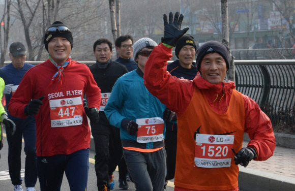 서울신문사 주최 해피뉴런대회가 청계천일대에서 개최되었다. 김명국 전문기자 daunso@seoul.co.kr