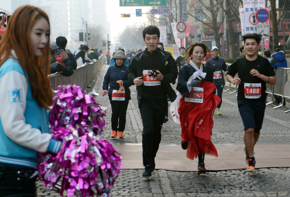 새해 첫날인 1일 오전 본사 주최로 서울 청계광장에서 열린 해피뉴런 마라톤 대회 참가자들 결승점을 향해 힘차게뛰어 들어오고 있다. 안주영 기자 jya@seoul.co.kr