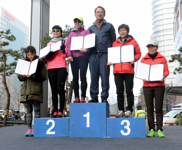 새해 첫날인 1일 오전 본사 주최로 서울 청계광장에서 열린 해피뉴런 마라톤 대회후 본사 주차장에서 우승자 시상식을 열리고 있다. 안주영 기자 jya@seoul.co.kr