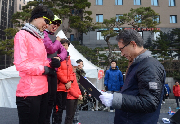 새해 첫날인 1일 오전 본사 주최로 서울 청계광장에서 열린 해피뉴런 마라톤 대회후 본사 주차장에서 우승자 시상식을 열리고 있다. 안주영 기자 jya@seoul.co.kr