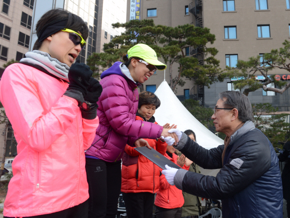 새해 첫날인 1일 오전 본사 주최로 서울 청계광장에서 열린 해피뉴런 마라톤 대회후 본사 주차장에서 우승자 시상식을 열리고 있다. 안주영 기자 jya@seoul.co.kr