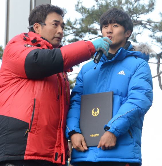 새해 첫날인 1일 오전 본사 주최로 서울 청계광장에서 열린 해피뉴런 마라톤 대회후 본사 주차장에서 우승자 시상식을 열리고 있다 (남자 1등 박성찬). 안주영 기자 jya@seoul.co.kr