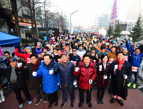 새해 첫날인 1일 오전 본사 주최로 서울 청계광장에서 열린 해피뉴런 마라톤 대회에서 참가자들과 내빈들이 화이팅을 외치고 있다. 박윤슬 기자 seul@seoul.co.kr