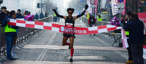 새해 첫날인 1일 오전 본사 주최로 서울 청계광장에서 열린 해피뉴런 마라톤 대회에서 남자1위 박성찬씨가 들어오고 있다.박윤슬 기자 seul@seoul.co.kr