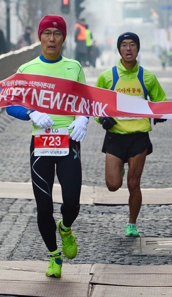 새해 첫날인 1일 오전 본사 주최로 서울 청계광장에서 열린 해피뉴런 마라톤 대회에서 남자2위와 3위인 이병희씨과 김태한씨가 차례로 들어오고 있다.박윤슬 기자 seul@seoul.co.kr