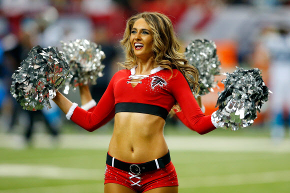 애틀랜타 팰컨스의 치어리더들이 27일(현지시간) 조지아주 애틀랜타 조지아 돔에서 캐롤라이나 팬서스와의 경기 후반전에 열정적인 공연을 펼치고 있다. ⓒ AFPBBNews=News1