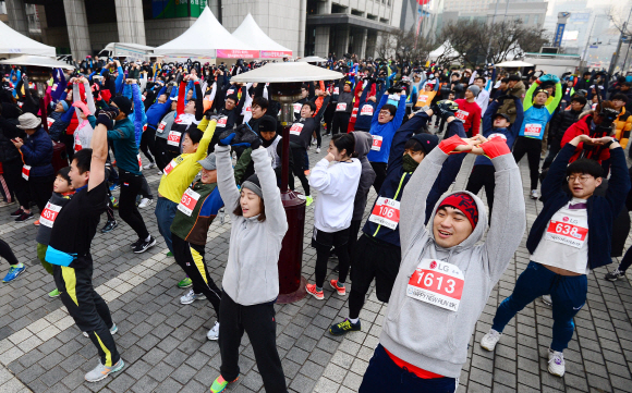 새해 첫날인 1일 오전 본사 주최로 서울 청계광장에서 열린 해피뉴런 마라톤 대회에서 참가자들이 준비운동을 하고 있다. 2016. 1. 1. 박윤슬 기자 seul@seoul.co.kr