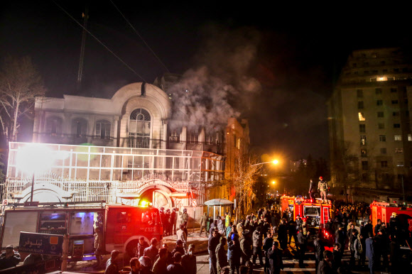 2일(현지시간) 이란 테헤란에 있는 사우디아라비아대사관에서 이란 시위대의 방화로 연기가 피어오르고 있다. 시위대는 이슬람 수니파 종주국인 사우디가 시아파 종교 지도자를 처형한 데 항의해 사우디대사관을 습격했다. ⓒ AFPBBNews=News1