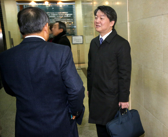 직장인들과 대화하는  안철수 의원