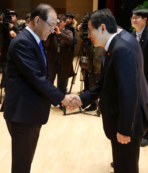 악수하는 총리-부총리