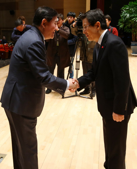 악수하는 총리-부총리