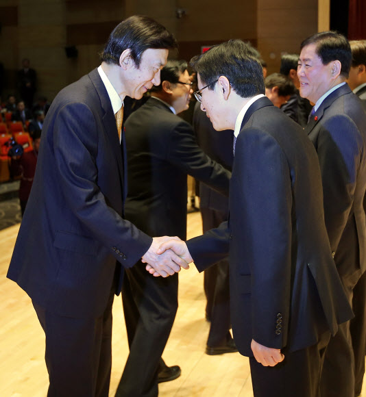 악수하는 총리-외교부 장관