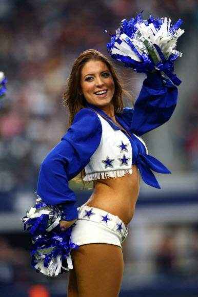 미국 프로미식축구팀 댈러스 카우보이스의 치어리더가 3일(현지시간) 미국 텍사스주 알링턴의 AT&T 스타디움에서 열린 경기 하프타임에 공연을 하고 있다. ⓒ AFPBBNews=News1