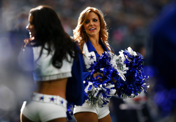 미국 프로미식축구팀 댈러스 카우보이스의 치어리더들이 3일(현지시간) 미국 텍사스주 알링턴의 AT&T 스타디움에서 열린 경기 하프타임에 공연을 하고 있다. ⓒ AFPBBNews=News1