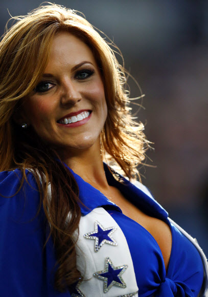 미국 프로미식축구팀 댈러스 카우보이스의 치어리더가 3일(현지시간) 미국 텍사스주 알링턴의 AT&T 스타디움에서 공연 도중 카메라를 향해 미소 짓고 있다. ⓒ AFPBBNews=News1