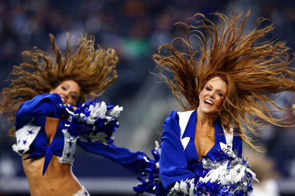 미국 프로미식축구팀 댈러스 카우보이스의 치어리더가 3일(현지시간) 미국 텍사스주 알링턴의 AT&T 스타디움에서 열린 경기 하프타임에 공연을 하고 있다. ⓒ AFPBBNews=News1