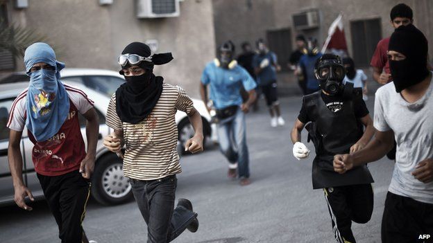바레인의 시아파 젊은이들이 복면을 두른 채 가두시위를 벌이고 있다. AFP 자료사진 
