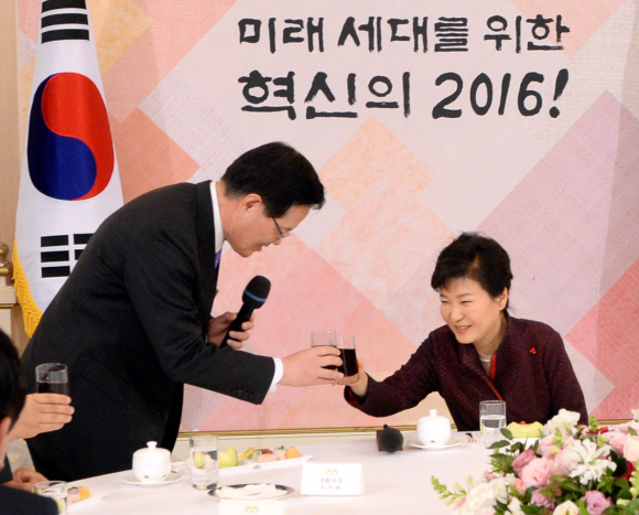 정의화 국회의장이 4일 오후 청와대 영빈관에서 열린 2016년 신년인사회에 건배 제의를 하고 있다.  안주영 기자 jya@seoul.co.kr