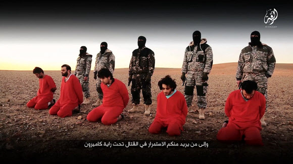 IS가 ‘영국 스파이’라고 주장하는 남성 5명을 꿇어앉혀 사살하기 직전의 모습. AP 연합뉴스