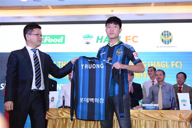 올 시즌부터 프로축구 K리그 클래식 인천에서 뛰게 된 르엉쑤언쯔엉이 지난달 28일 베트남 호찌민 렉스호텔에서 진행된 공식 입단식에서 자신의 이름이 새겨진 유니폼을 들어 보이고 있다. 인천 유나이티드 제공