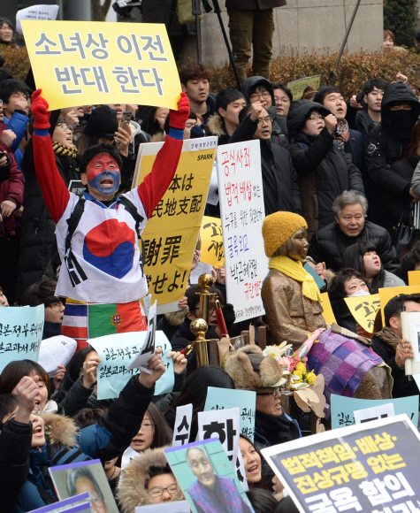 지난해 12월 30일 주한 일본대사관 앞에서 열린 일본군 위안부 피해자를 위한 추모회에 참석한 시민들이 소녀상이전반대 및 협상안에 대한 반대구호를 외치고 있다.  김명국 전문기자 daunso@seoul.co.kr