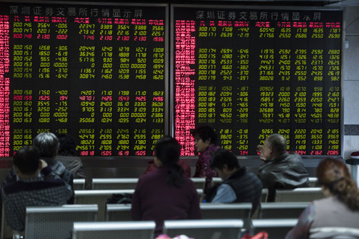 4일 중국 베이징의 한 증권사 객장에서 투자자들이 급락하는 주가를 보며 패닉 상태에 빠졌다. ⓒ AFPBBNews=News1