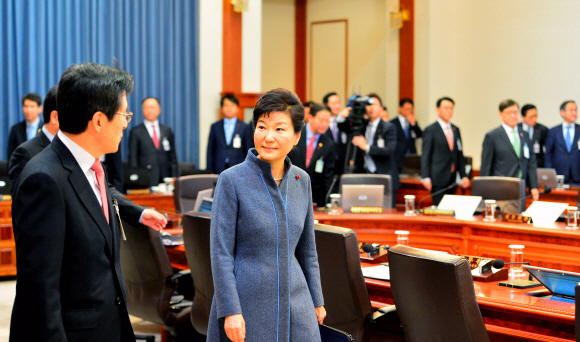 박근혜 대통령이 5일 청와대에서 열린 올해 첫 국무회의에 참석하며 황교안 국무총리와 대화하고 있다.안주영 기자 jya@seoul.co.kr