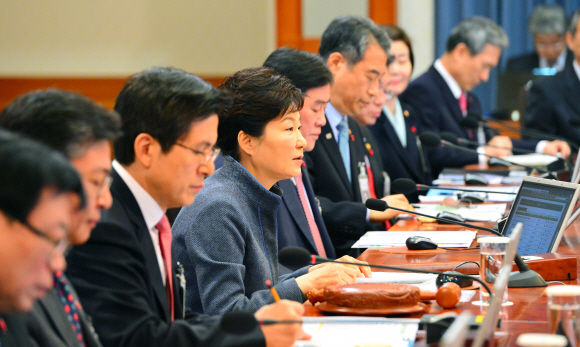 박근혜 대통령이 5일 청와대에서 열린 올해 첫 국무회의를 주재하며 모두발언을 하고 있다.안주영 기자 jya@seoul.co.kr