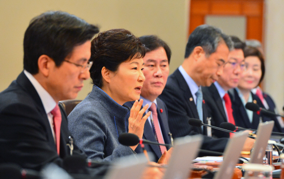 박근혜 대통령이 5일 청와대에서 열린 올해 첫 국무회의를 주재하며 모두발언을 하고 있다.안주영 기자 jya@seoul.co.kr