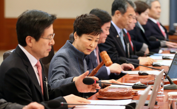 박근혜 대통령이 5일 오전 청와대에서 올해 첫 국무회의를 주재했다. 박 대통령이 회의를 주재하고 있다.안주영 기자 jya@seoul.co.kr