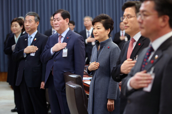 박근혜 대통령이 5일 오전 청와대에서 올해 첫 국무회의를 주재했다. 박 대통령이 국민의례를 하고 있다.안주영 기자 jya@seoul.co.kr