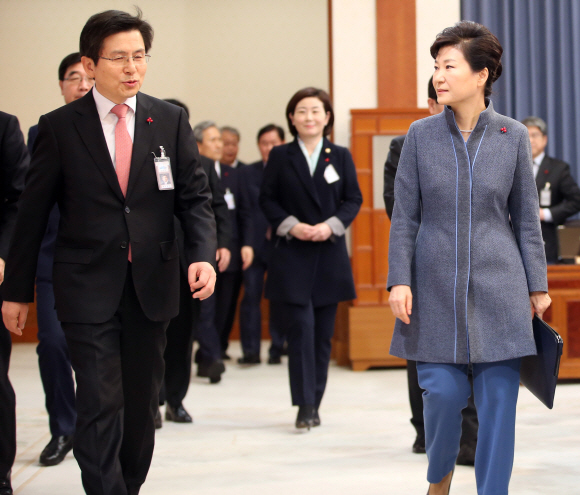 박근혜 대통령이 5일 오전 청와대에서 올해 첫 국무회의를 주재했다. 박 대통령이 회의장으로 향하며 황교안 국무총리와 이야기를 나누고 있다.안주영 기자 jya@seoul.co.kr