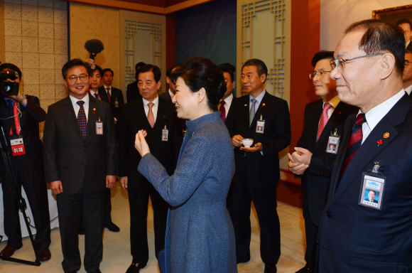 박근혜 대통령이 5일 청와대에서 열린 올해 첫 국무회의에 앞서 국무위원들과 티타임을 하며 신년 덕담을 나누고 있다.안주영 기자 jya@seoul.co.kr