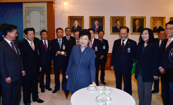 박근혜 대통령이 5일 청와대에서 열린 올해 첫 국무회의에 앞서 국무위원들과 티타임을 하며 신년 덕담을 나누고 있다.안주영 기자 jya@seoul.co.kr