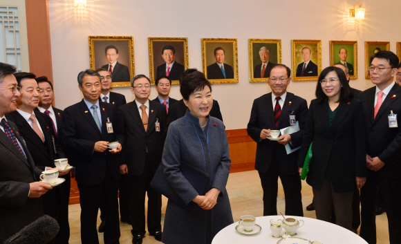 박근혜 대통령이 5일 청와대에서 열린 올해 첫 국무회의에 앞서 국무위원들과 티타임을 하며 신년 덕담을 나누고 있다.안주영 기자 jya@seoul.co.kr