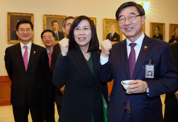 박근혜 대통령이 5일 오전 청와대에서 올해 첫 국무회의를 주재했다. 국무위원들이 회의 시작에 앞서 티타임을 갖고 있다.안주영 기자 jya@seoul.co.kr
