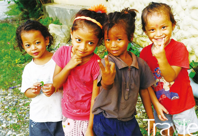 천진난만한 타루족 아이들은 외지인의 카메라를 피하지 않고 즐긴다