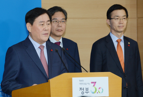 최경환 부총리가 누리과정관련 긴급 관계부처합동브리핑을 세종로 청사에 하고 있다.안주영 기자jya@seoul.co.kr