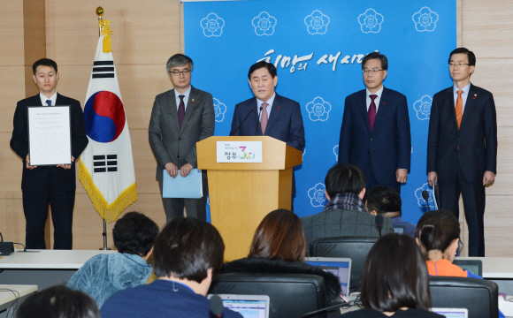 최경환 부총리가 누리과정관련 긴급 관계부처합동브리핑을 세종로 청사에 하고 있다.안주영 기자 jya@seoul.co.kr