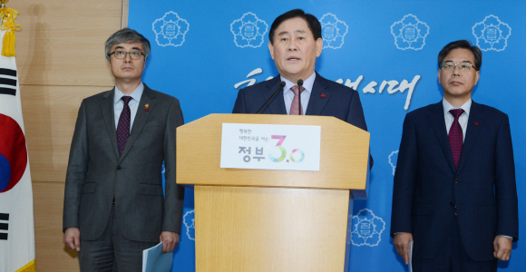 최경환 부총리가 누리과정관련 긴급 관계부처합동브리핑을 세종로 청사에 하고 있다.안주영 기자 jya@seoul.co.kr