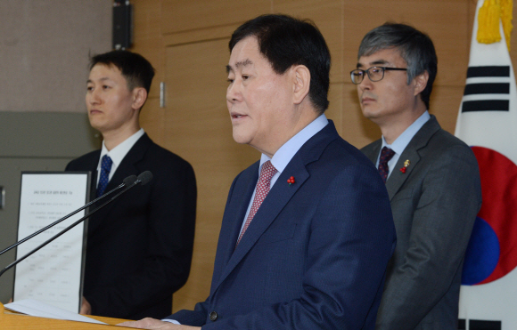 최경환 부총리가 누리과정관련 긴급 관계부처합동브리핑을 세종로 청사에 하고 있다.안주영 기자 jya@seoul.co.kr