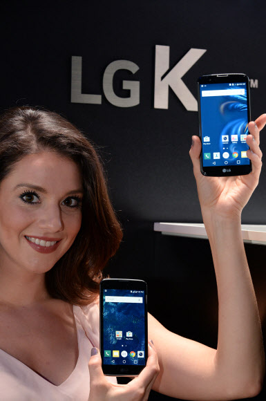 한 여성 모델이 LG전자가 5일(현지시간) 미국 라스베이거스‘CES 2016’에서 공개하는 보급형 스마트폰 ‘K 시리즈’를 선보이고 있다. 라스베이거스 연합뉴스