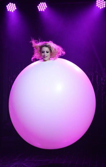 호주 예술가 제이미 루터만이 5일(현지시간) 시드니 오페라 하우스에서 열린 블랑 드 블랑 샴페인 서커스에서 거대한 풍선을 이용한 공연을 보여주고 있다.