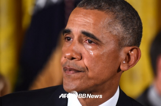 버락 오바마 미국 대통령이 5일(현지시간) 오후 백악관 이스트룸에서 총기규제 행정명령을 발표하는 연설을 하다가 눈물을 흘리고 있다. ⓒ AFPBBNews=News1