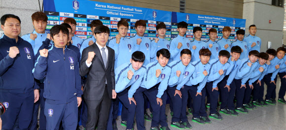 신태용(앞줄 왼쪽 세 번째) 감독이 이끄는 올림픽 축구대표팀 선수들. 연합뉴스