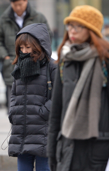 소한인 6일 서울 광화문에서 시민들이 두꺼운 옷차림으로 출근하고 있다.  손형준 기자 boltagoo@seoul.co.kr